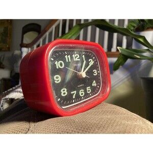 RED Vintage SEIKO Quartz Desk Bedroom Shelf Clock MCM Style Glows in the Dark